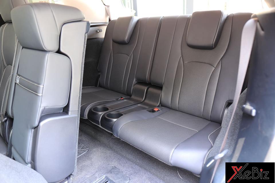 Tiến vào trong khoang lái chiếc Lexus RX350L 2018, nhiều người nhận ra sự thay đổi đầu tiên chính là hàng ghế thứ 3 trên xe. Hàng ghế này giúp chiếc crossover hạng sang của Lexus có thể tăng sức chứa người. Xe 7 chỗ rất được các gia đình có đông con nhỏ ưa chuộng