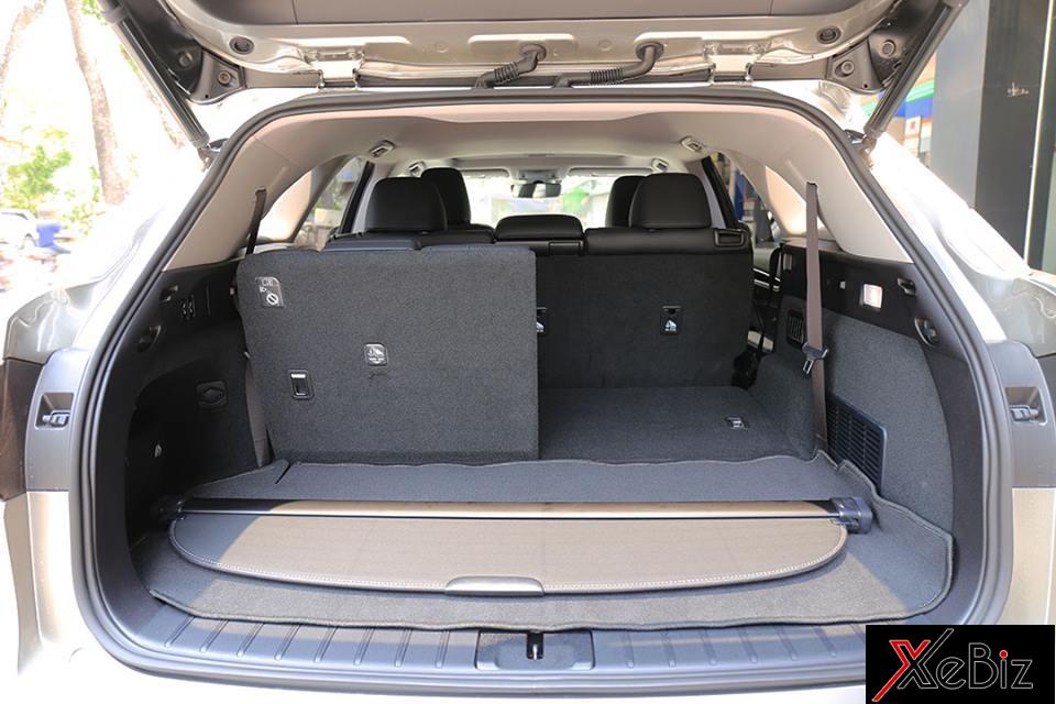 Nếu không có nhu cầu sử dụng hàng ghế thứ 3 này, chủ nhân của Lexus RX350L 2018 có thể gập lại theo tỷ lệ 60/40 nhằm tăng diện tích chưa đồ. Dung tích khoang hành lý của mẫu crossover hạng sang 7 chỗ ngồi Lexus khi gập hàng ghế thứ 3 khoảng 212 lít