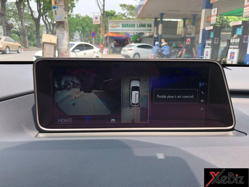 Ngoài màn hình TFT 4,2 inch hiển thị đa thông tin ở cụm đồng hồ, Lexus RX350L 2018 còn có màn hình giải trí cảm ứng đặt ở trung tâm có kích thước 12,3 inch