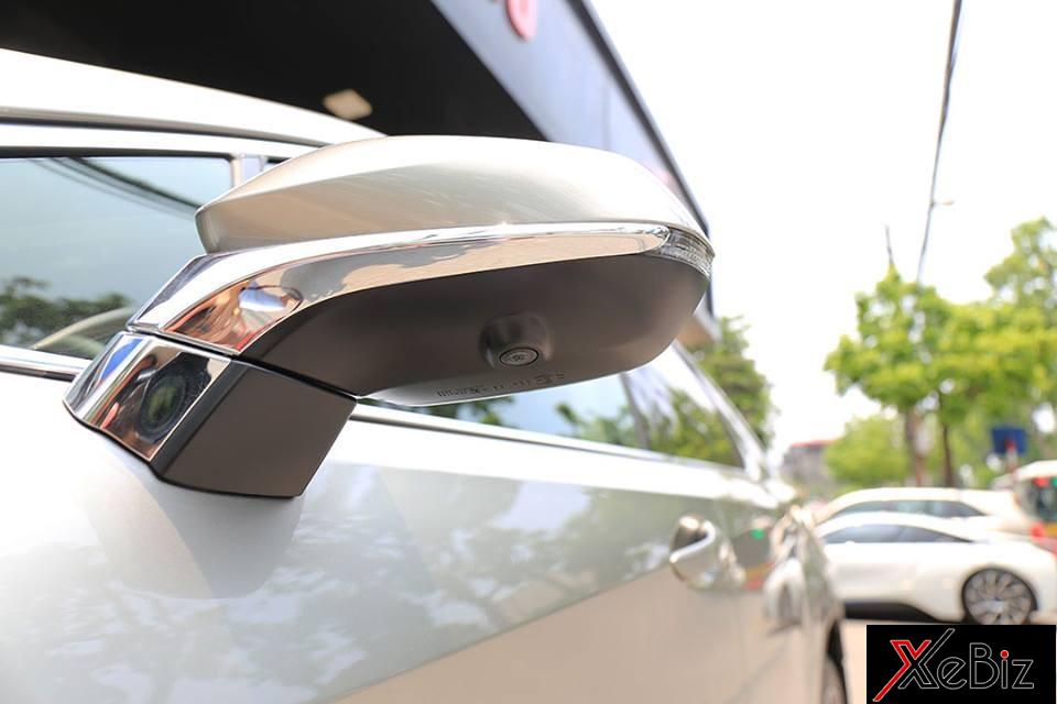 Lexus RX350L 2018 cũng được trang bị sẵn 3 chế độ lái Eco, Normal và Sport như bản tiêu chuẩn. Chiếc crossover hạng sang 7 chỗ ngồi của Lexus có các tính năng an toàn như cảnh báo va chạm phía trước, phát hiện người đi bộ, hệ thống Lexus Safety System+ với các tính năng như cảnh báo va chạm sớm, hỗ trợ giữ làn đường, kiểm soát hành trình thích ứng, camera 360 độ.​​​​​​