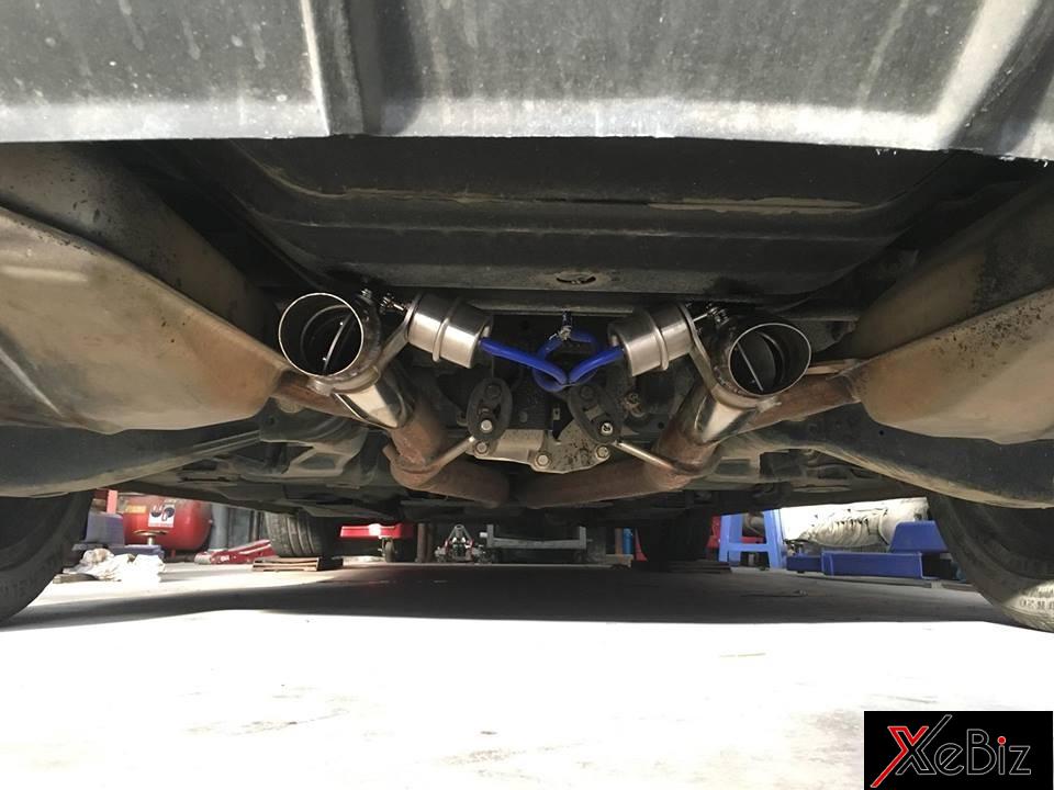 Cận cảnh ống xả độ Cutout Valve của Chevrolet Camaro RS mang biển kiểm soát Quảng Ninh