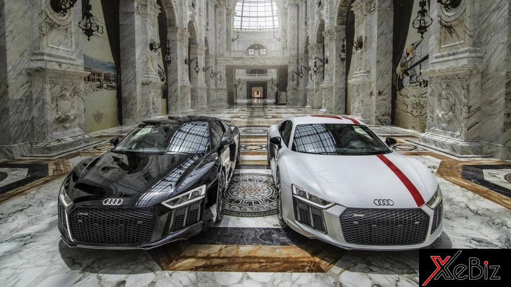 Cặp đôi siêu xe Audi R8 tạo dáng bên trong Al Hazm Mall