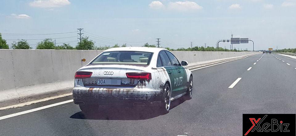 Chiếc Audi A6 được dán cả đề-can theo phong cách xe cảnh sát