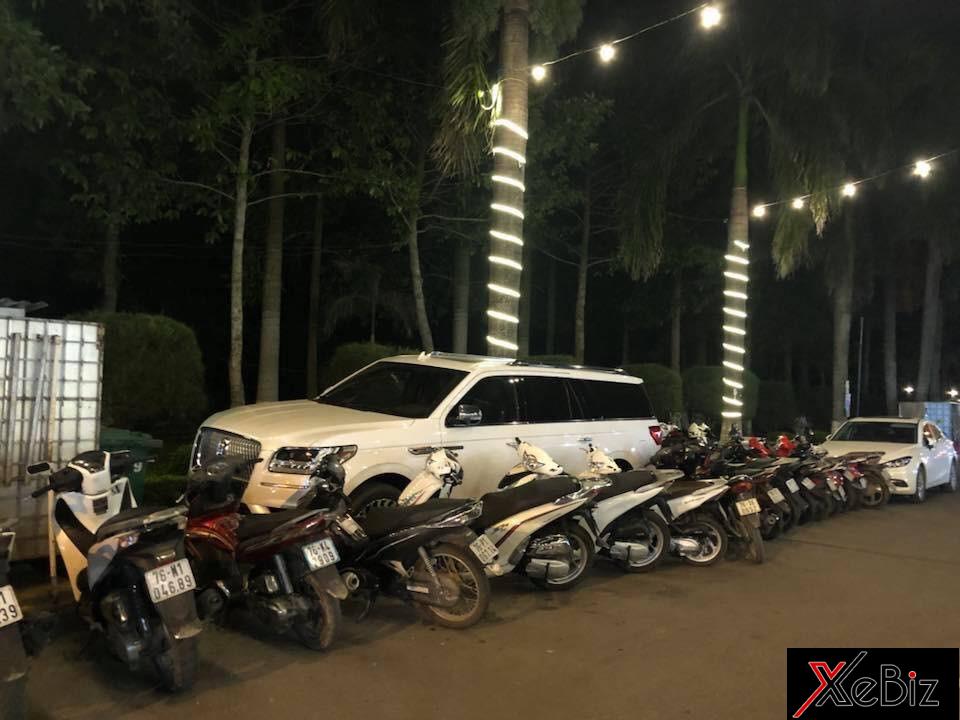 Hàng chục xe máy vây quanh khủng long Lincoln Navigator 2018 độc nhất Việt Nam