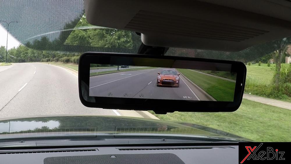 Gương chiếu hậu hiện đại trên xe Nissan Armada.