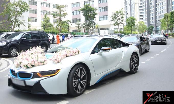 Tại buổi rước dâu của Diệp Lâm Anh cũng gây sự chú ý với người đi đường khi có đến 2 chiếc BMW i8 góp mặt