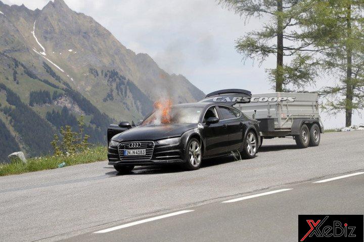 Phiên bản chạy thử của Audi A7 2019 đột ngột bốc cháy.