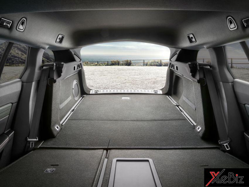 Khoang hành lý rộng rãi của Peugeot 508 SW 2019 khi ghế sau gập phẳng xuống sàn