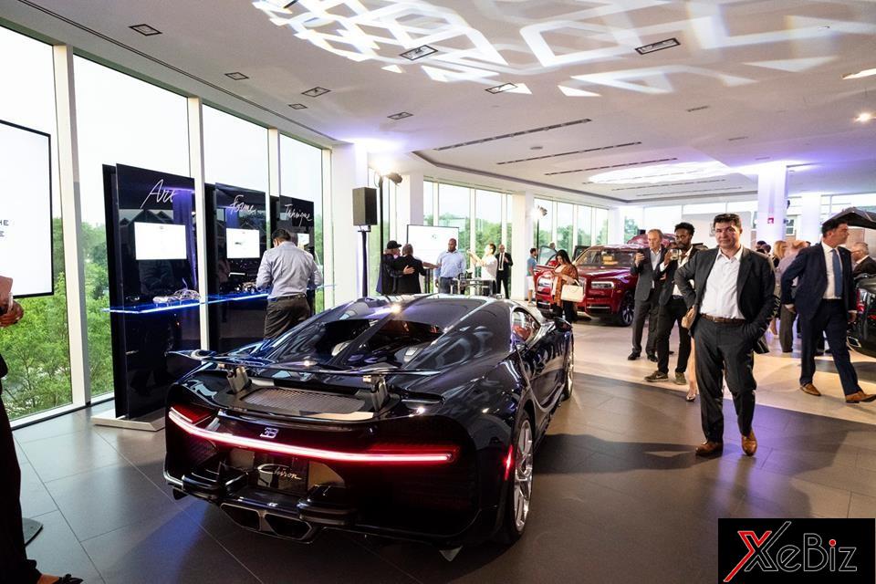 Buổi giới thiệu chiếc Rolls-Royce Cullinan tại Canada được tổ chức tại một showroom sang trọng và đẳng cấp. Đơn vị này hiện đang nắm quyền phân phối các thương hiệu xe nổi tiếng như Bugatti, Aston Martin, Bentley, Lamborghini hay Rolls-Royce