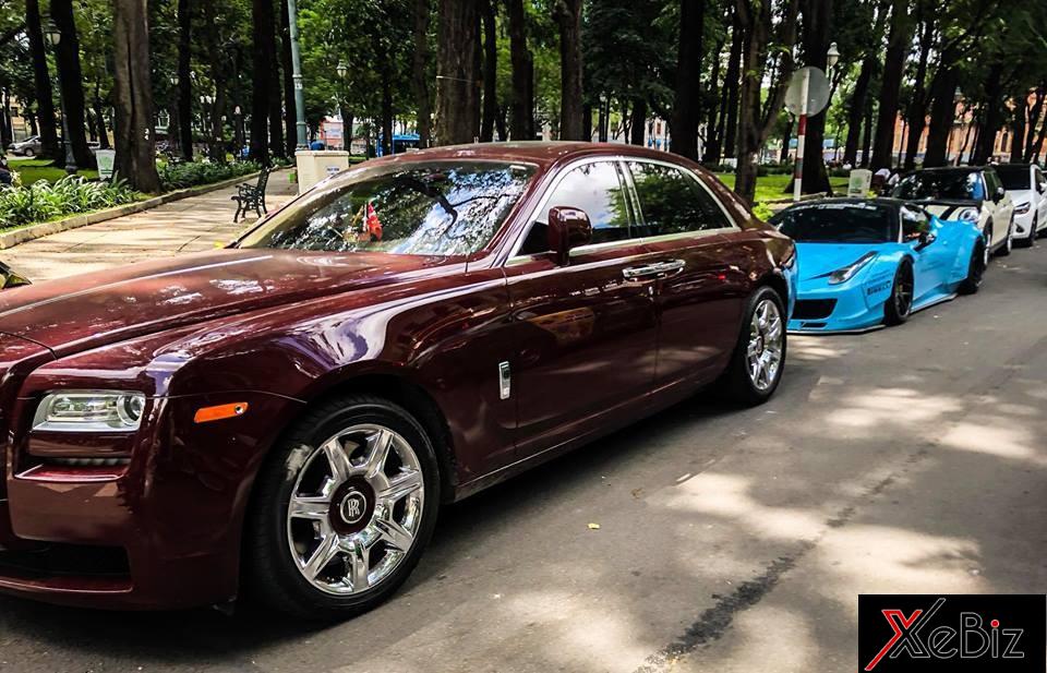 Chiếc Rolls-Royce Ghost mang biển kiểm soát ngũ quý 1 có ngoại thất sơn màu đỏ mận.