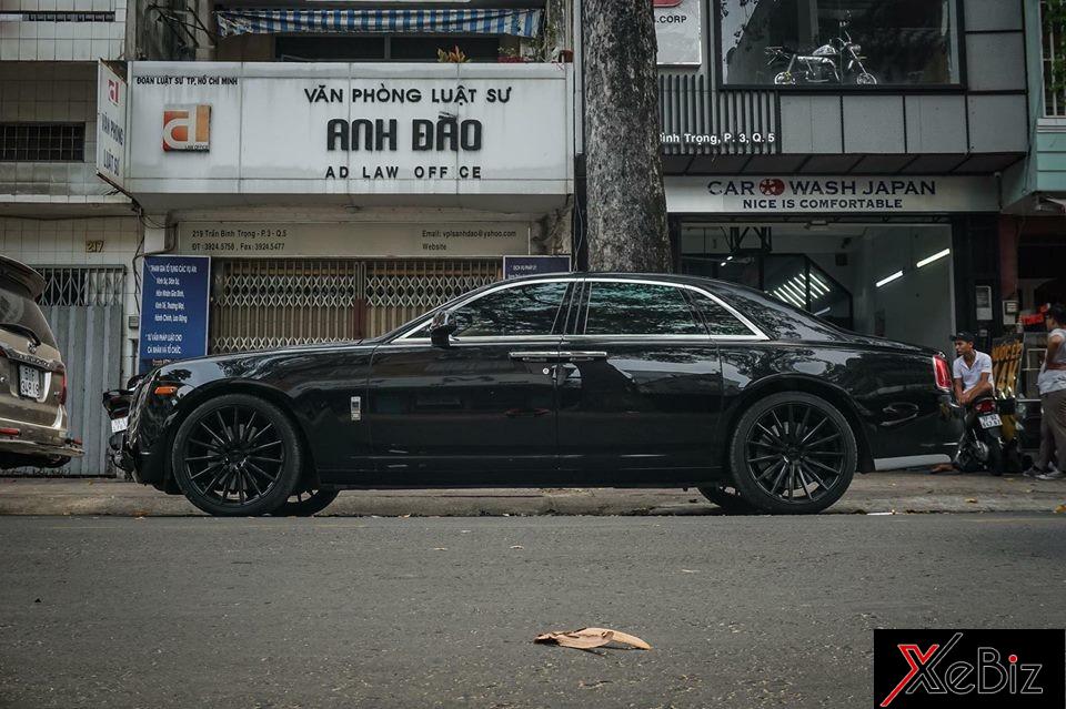 Chiếc Rolls-Royce Ghost này gây ấn tượng với ngoại thất đen toàn thân