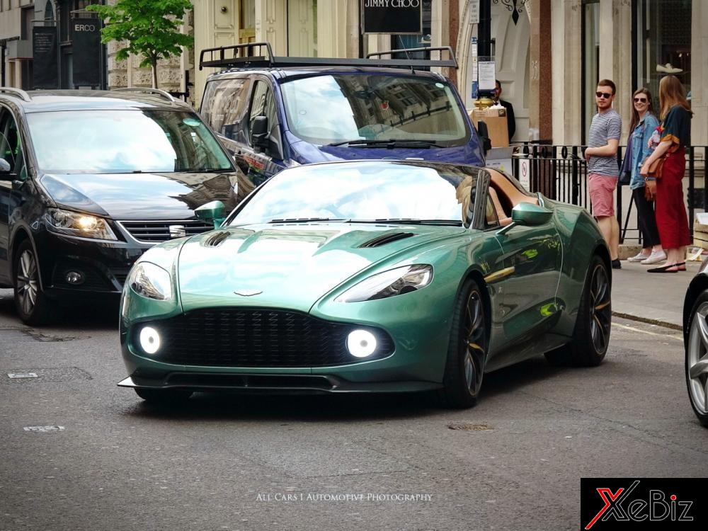 Có thể thấy, Aston Martin Vanquish Zagato Speedster là mẫu siêu xe có số lượng sản xuất ít ỏi nhất trong gia đình Vanquish Zagato. Chính vì thế, mỗi khi siêu xe mui trần này xuất hiện trên đường phố đã thu hút không ít cánh săn ảnh vây quanh