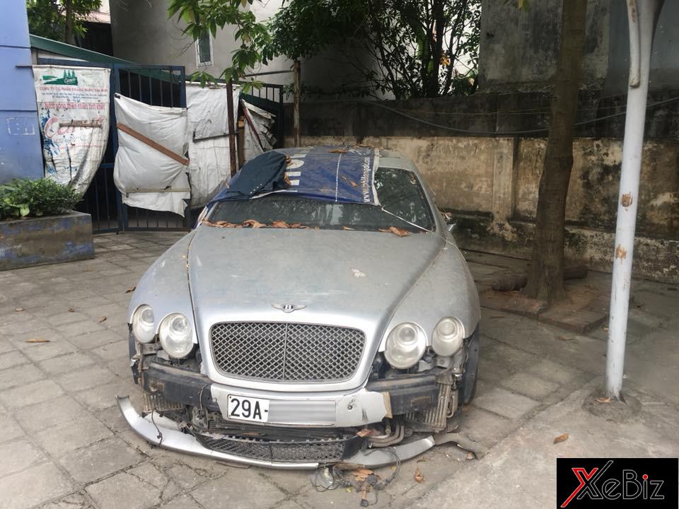 Sau 2 năm gặp lại, chiếc Bentley Continental Flying Spur đỗ ở chung cư tại Hà Nội có phần cản va trước đã rớt ra khỏi xe. 
