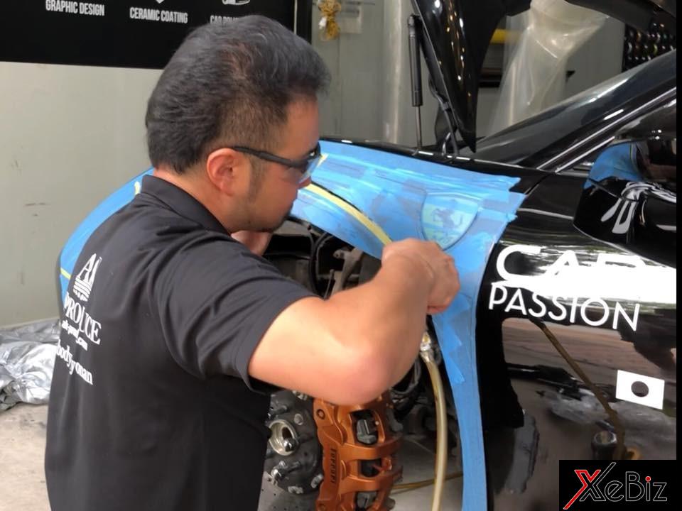 Một người thợ của Liberty Walk đang cắt vòm bánh xe của Ferrari 488 GTB để chuẩn bị độ body kit thân rộng