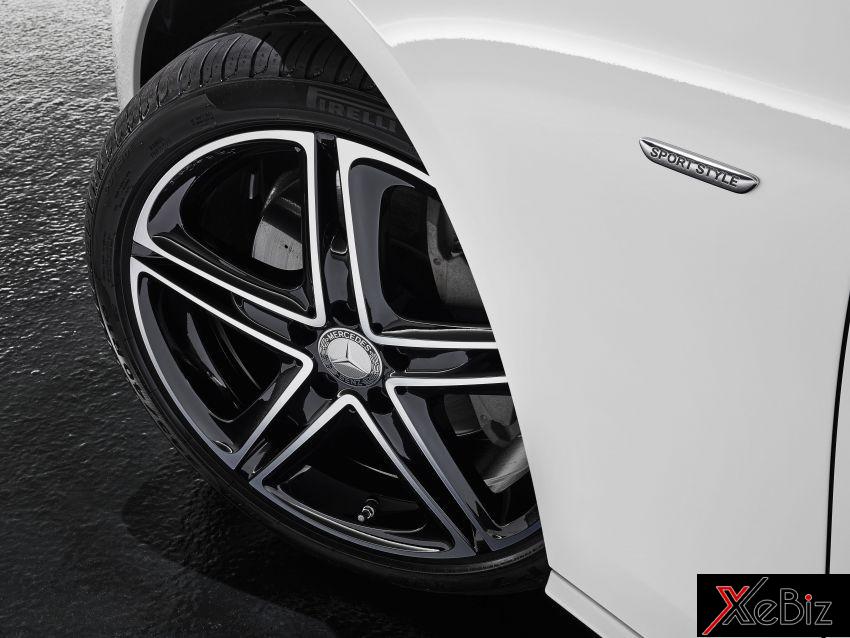 Logo trên chắn bùn trước của Mercedes-Benz E-Class 2019 với gói SportStyle Package