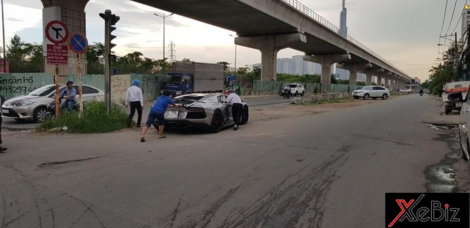 2 người đàn ông đẩy siêu xe Lamborghini Aventador độ body kit DMC của Chủ tịch Trung Nguyên