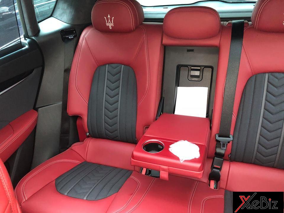 Điều gây ấn tượng của chiếc Maserati Levante S mới bàn giao cho khách hàng chính là nội thất theo tuỳ chọn Zegna với sự kết hợp giữa lụa Ermenegildo Zegna màu xám tro Anthracite và da màu đỏ
