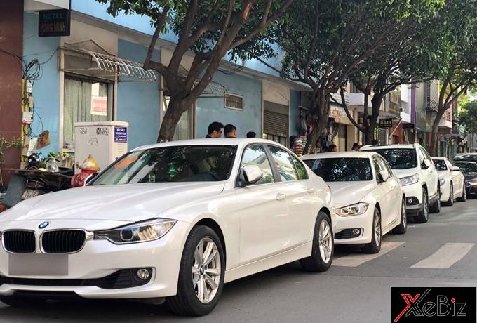 Ngoài cặp đôi BMW i8 màu trắng và xám bút chì, đoàn xe đưa dâu của Diệp Lâm Anh còn có 1 chiếc Range Rover Evoque và bộ đôi BMW màu trắng.