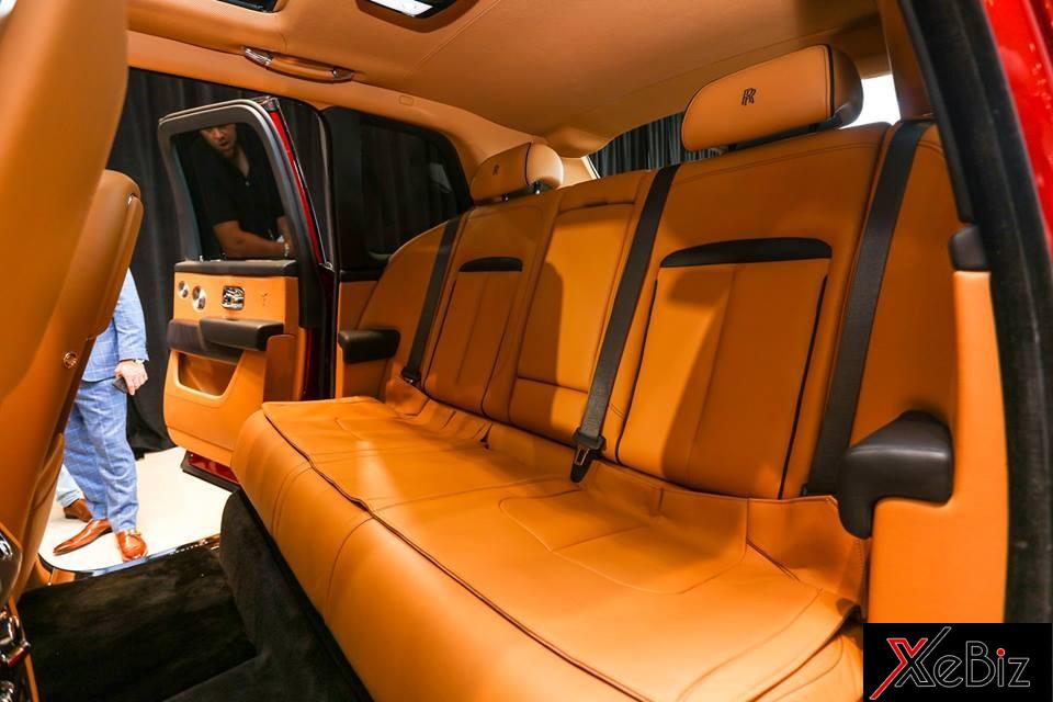 Chiếc Rolls-Royce Cullinan màu đỏ có hàng ghế sau với lựa chọn Lounge Seat nên chỉ có ghế dài đủ chỗ cho 3 hành khách và có thể gập chỉnh điện. Nội thất xe mang màu nâu đất