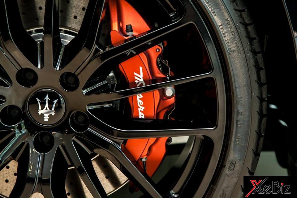 Điểm nhấn ở ngoại hình chiếc Maserati Quattroporte GTS Gransport Nerissimo Edition chính là cùm phanh sơn màu đỏ bắt mắt. 