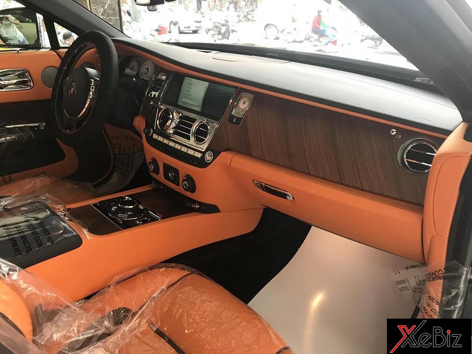 Ngoài nội thất bọc da màu cam, các chi tiết bên trong khoang lái chiếc Rolls-Royce Dawn đốc nhất vô nhị tại Việt Nam được ốp gỗ quý hiếm.