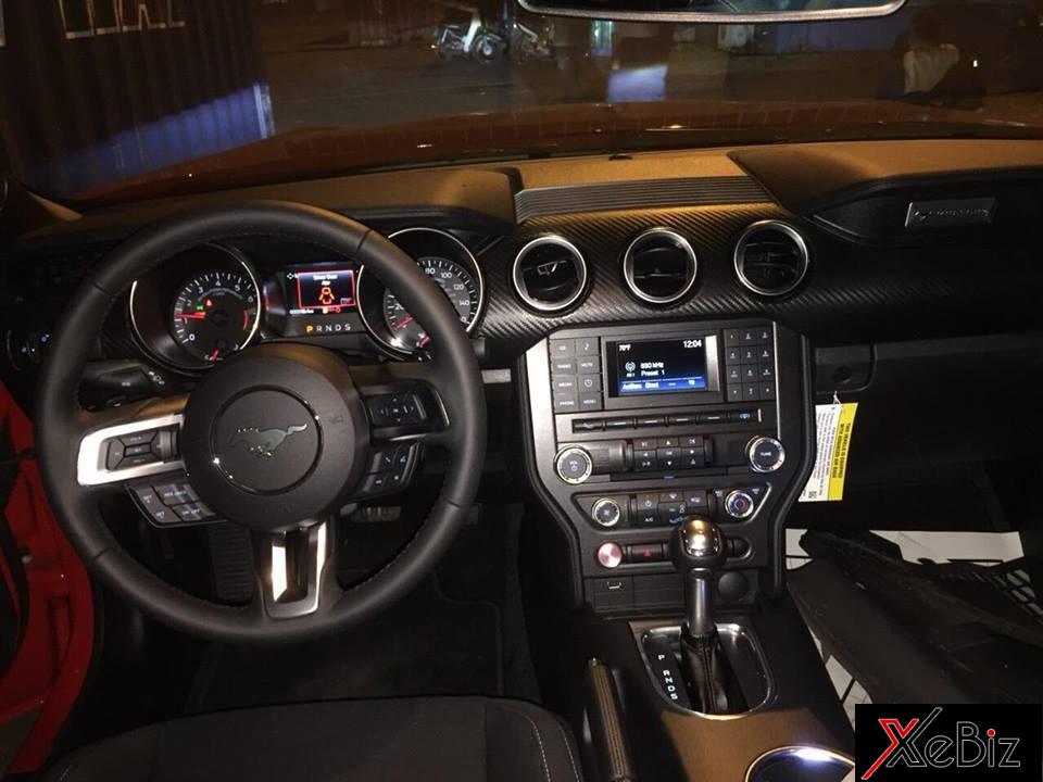 Các tính năng có sẵn từ Ford Mustang 2017 vẫn xuất hiện trên bản nâng cấp 2018 như hệ thống thông tin giải trí SYNC 3 có tính năng tương thích với Android Auto và Apple CarPlay, hệ thống âm thanh cao cấp Shaker Pro.