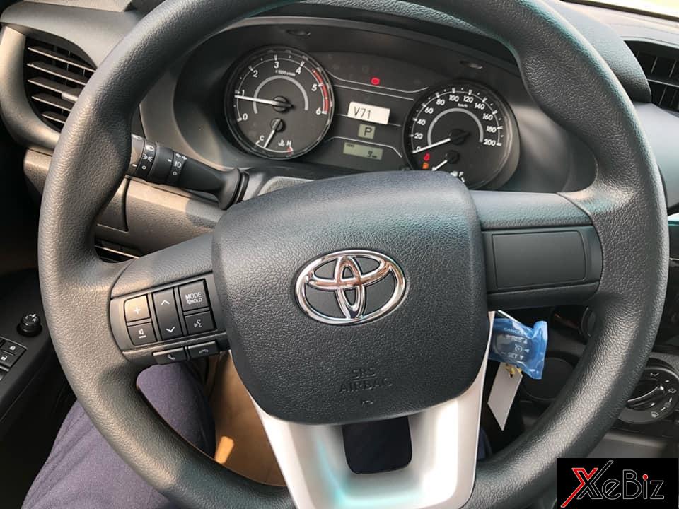 Cận cảnh vô lăng của Toyota Hilux 2018 bản số tự động 1 cầu