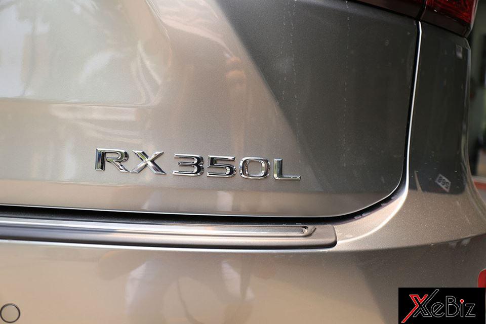 Logo RX350 phía đuôi xe được trang bị thêm chữ L nhằm ám chỉ đây là phiên bản 7 chỗ ngồi của chiếc crossover hạng sang Lexus RX350 2018