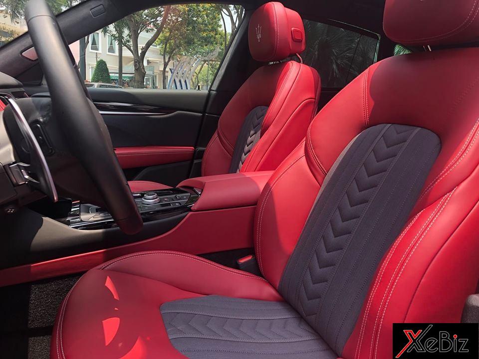 Những nghệ nhân tại Zegna đã khéo léo đưa chất liệu lụa cao cấp của mình vào nội thất của Maserati Levante S ở các chi tiết như lưng ghế, ốp cửa và đi kèm còn có hoa văn Chevron màu xám tro