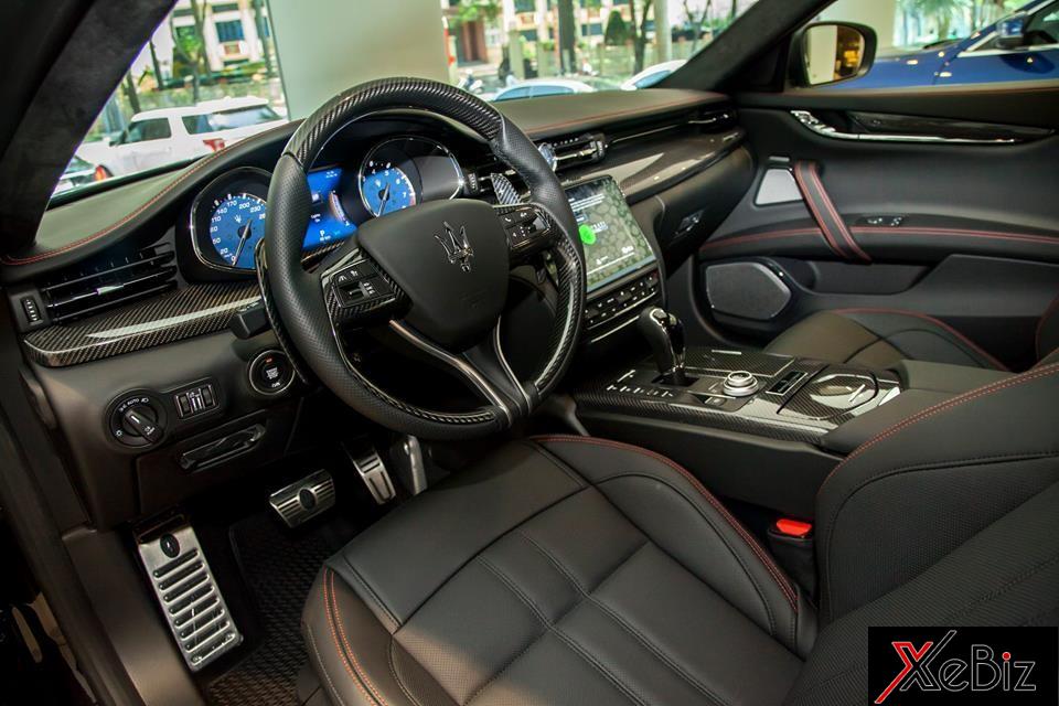 Tiến vào bên trong khoang lái chiếc Maserati Quattroporte GTS Gransport Nerissimo Edition độc nhất vô nhị tại thị trường Việt Nam có nội y bao phủ một màu đen tuyền.