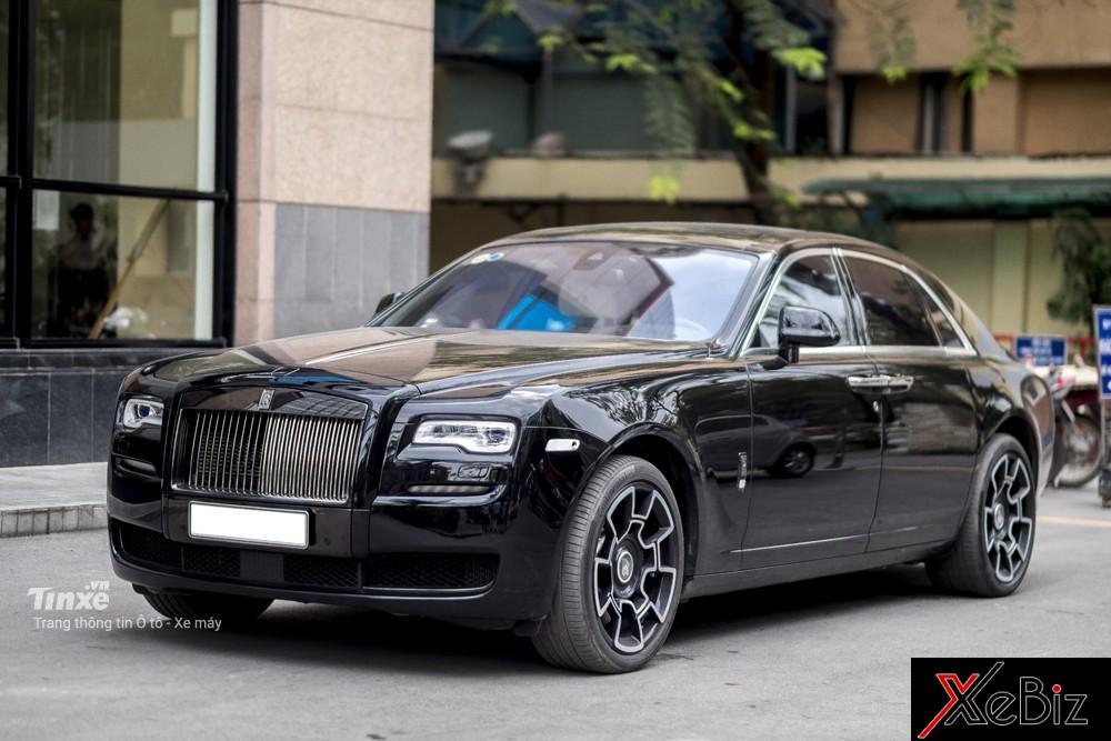Đây là Rolls-Royce Ghost Black Badge với hốc gió trước chia thành 3 phần riêng biệt