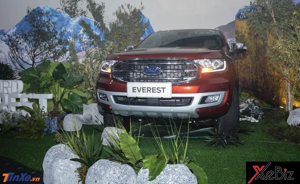 Ford Everest 2018 được trang bị lưới tản nhiệt mới và cụm đèn pha xe-non tích hợp dải đèn LED định vị ban ngày