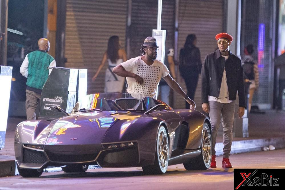 Chris Brown bên chiếc Rezvani Beast của mình