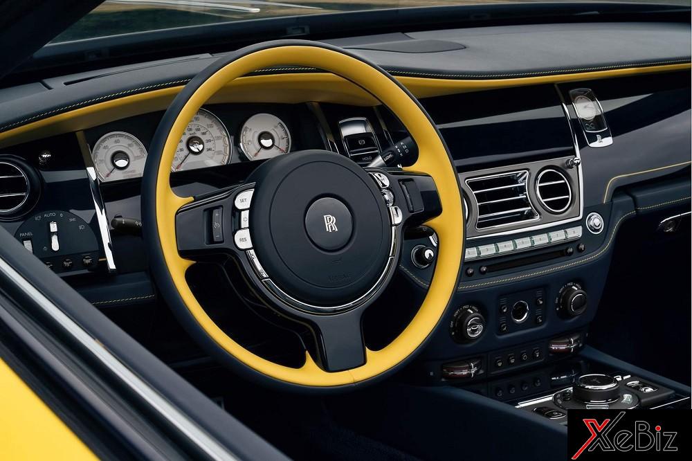 Nội thất phối màu vàng và xanh thẫm của chiếc Rolls-Royce Dawn Black Badge