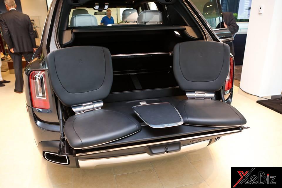  Rolls-Royce cũng bố trí cho Cullinan 2 ghế ngồi và 1 bàn nhỏ đặt phía sau khoang hành lý. Hãng xe siêu sang gọi option này là View Suite và sẽ giúp chủ nhân của xe luôn có chỗ ngồi VIP dù đi đến bất kỳ đâu.