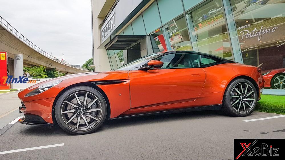 Bộ áo cam là màu sơn đặc trưng của các siêu xe Aston Martin DB11