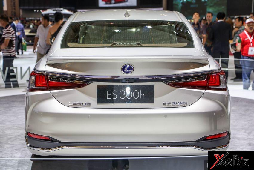 Cận cảnh thiết kế đuôi xe của Lexus ES 2019