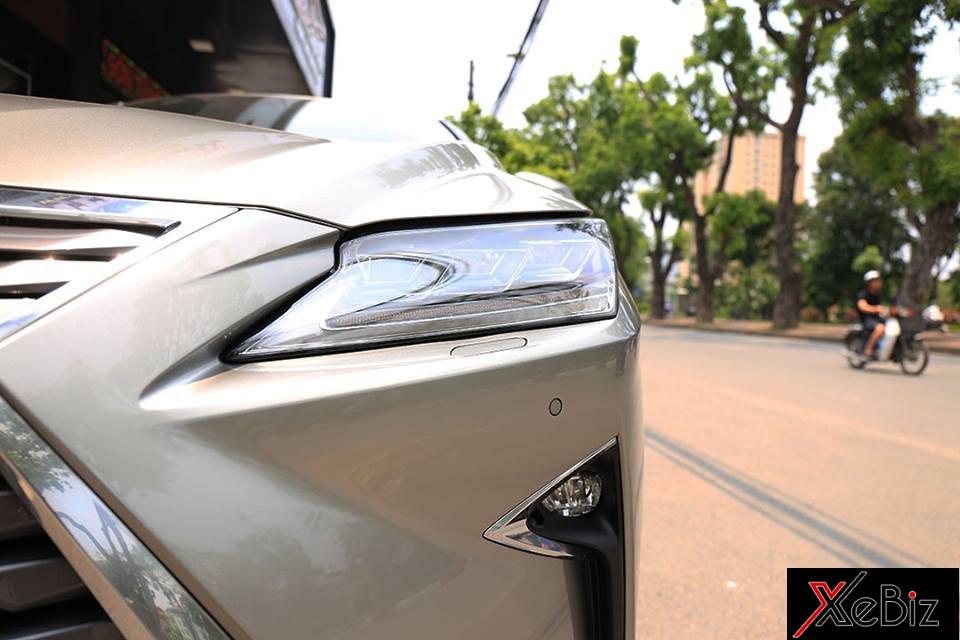 Phía đầu xe Lexus RX350L 2018 vẫn là trang bị lưới tản nhiệt dạng con suốt quen thuộc, đèn pha LED kết hợp cùng dải đèn LED hình chữ L đẹp mắt