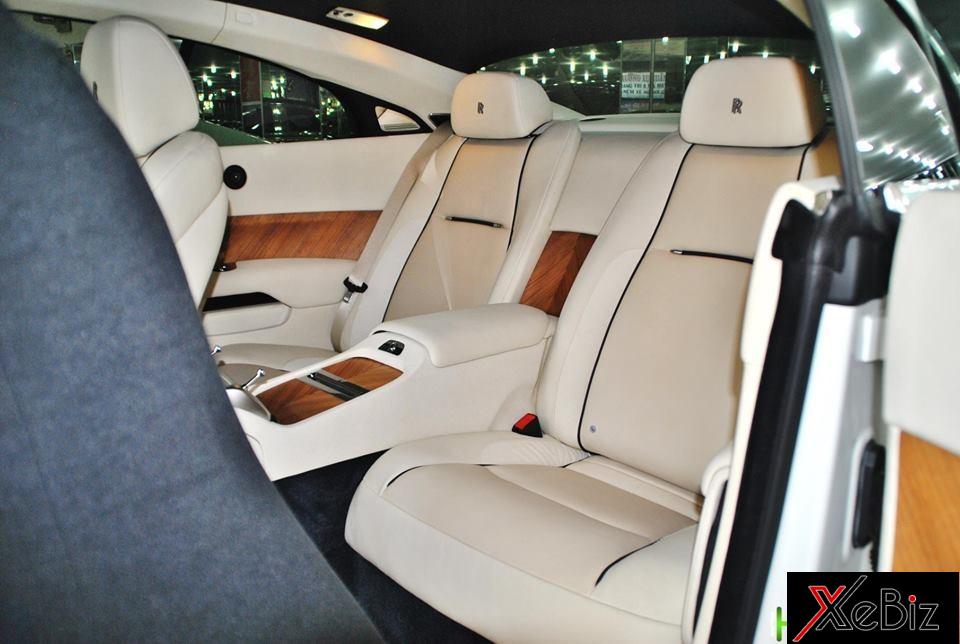 Hàng ghế sau của Rolls-Royce Wraith cũng đủ rộng rãi cho 2 người lớn ngồi. Đáng tiếc chiếc xe siêu sang này không có trang bị bầu trời đầy sao với 1.340 bóng đèn LED