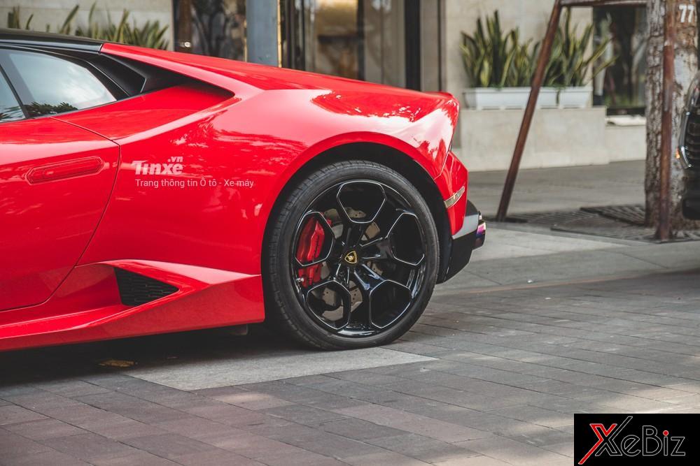 Đối lập với bộ áo đỏ rực, một số chi tiết của siêu xe Lamborghini Huracan dẫn động cầu sau sơn màu đen