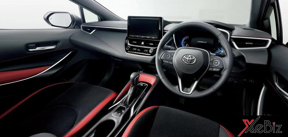 Màn hình nằm giữa mặt táp-lô của Toyota Corolla Sport 2018