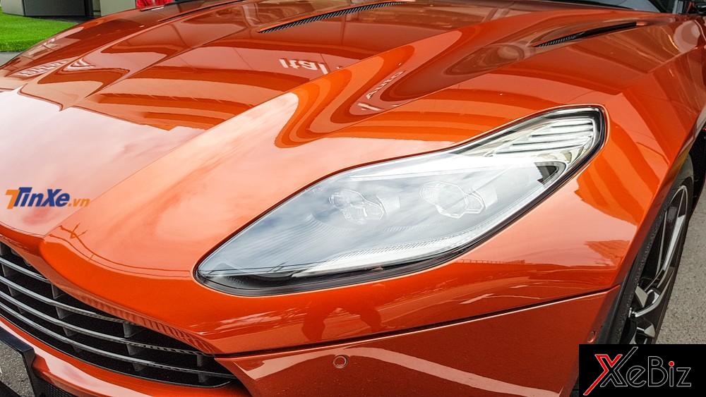 Đèn pha Aston Martin DB11 dạng LED tích hợp cả đèn định vị chiếu sáng ban ngày và xi-nhan