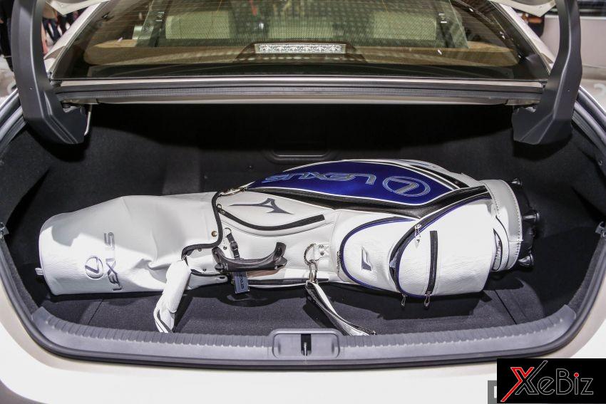 Khoang hành lý của Lexus ES 2019