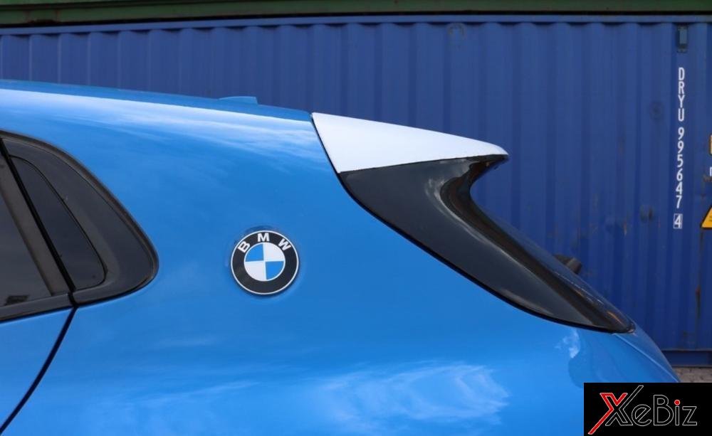 Chiếc BMW X2 màu xanh dương phối một số chi tiết màu trắng