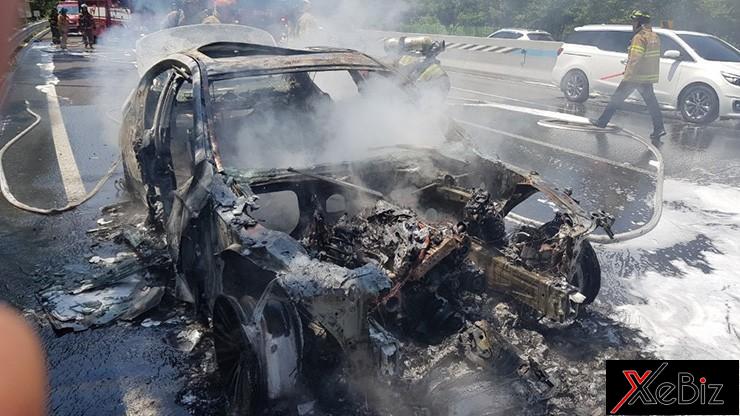 Hình ảnh một chiếc BMW 520d cháy trơ xương ở Hàn Quốc