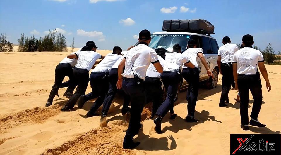 Hàng chục nhân viên Trung Nguyên đẩy Range Rover bị mắc kẹt tại bãi cát ở Bàu Trắng