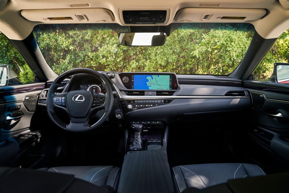 Lexus ES 2021 còn có thêm các tính năng an toàn