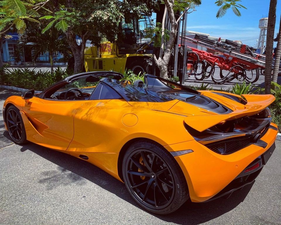 Ngoại thất xe có màu sơn cam McLaren Orange