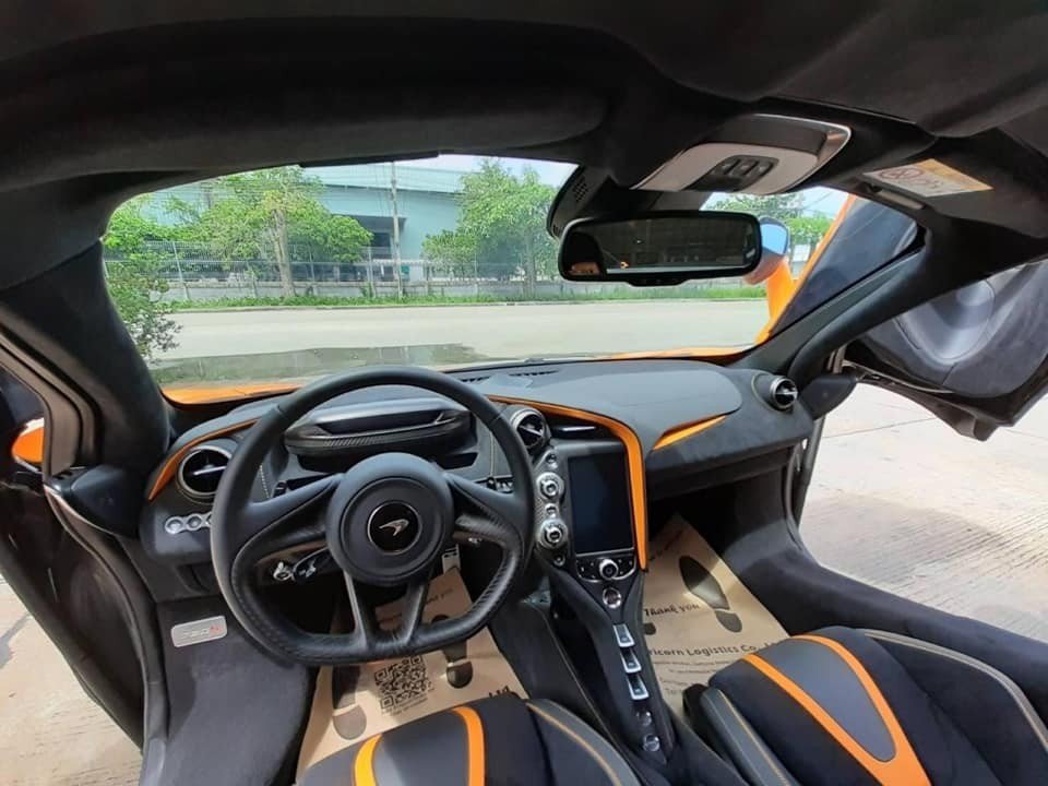 Nội thất chiếc siêu xe mui trần McLaren 720S Spider màu cam độc nhất Việt Nam