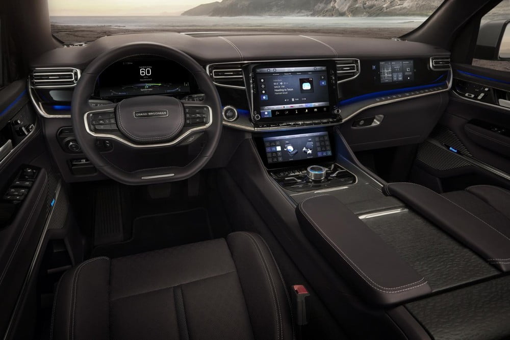 Jeep Grand Wagoneer 2022 được trang bị khá nhiều màn hình hiển thị hiện đại